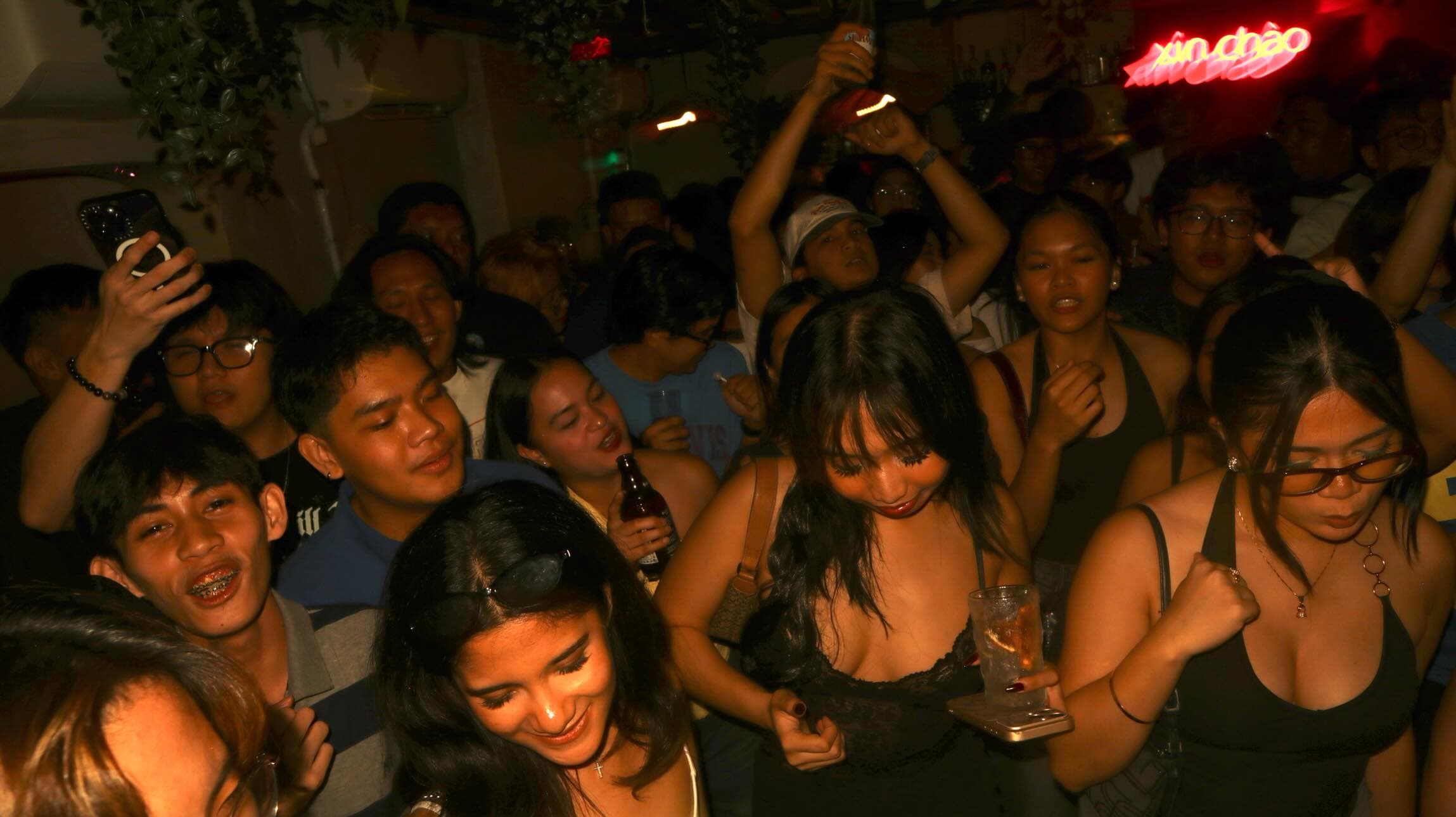 The floor at Piyestahan: Pre-Mayo Uno, Xin Chào · Poblacion, Makati