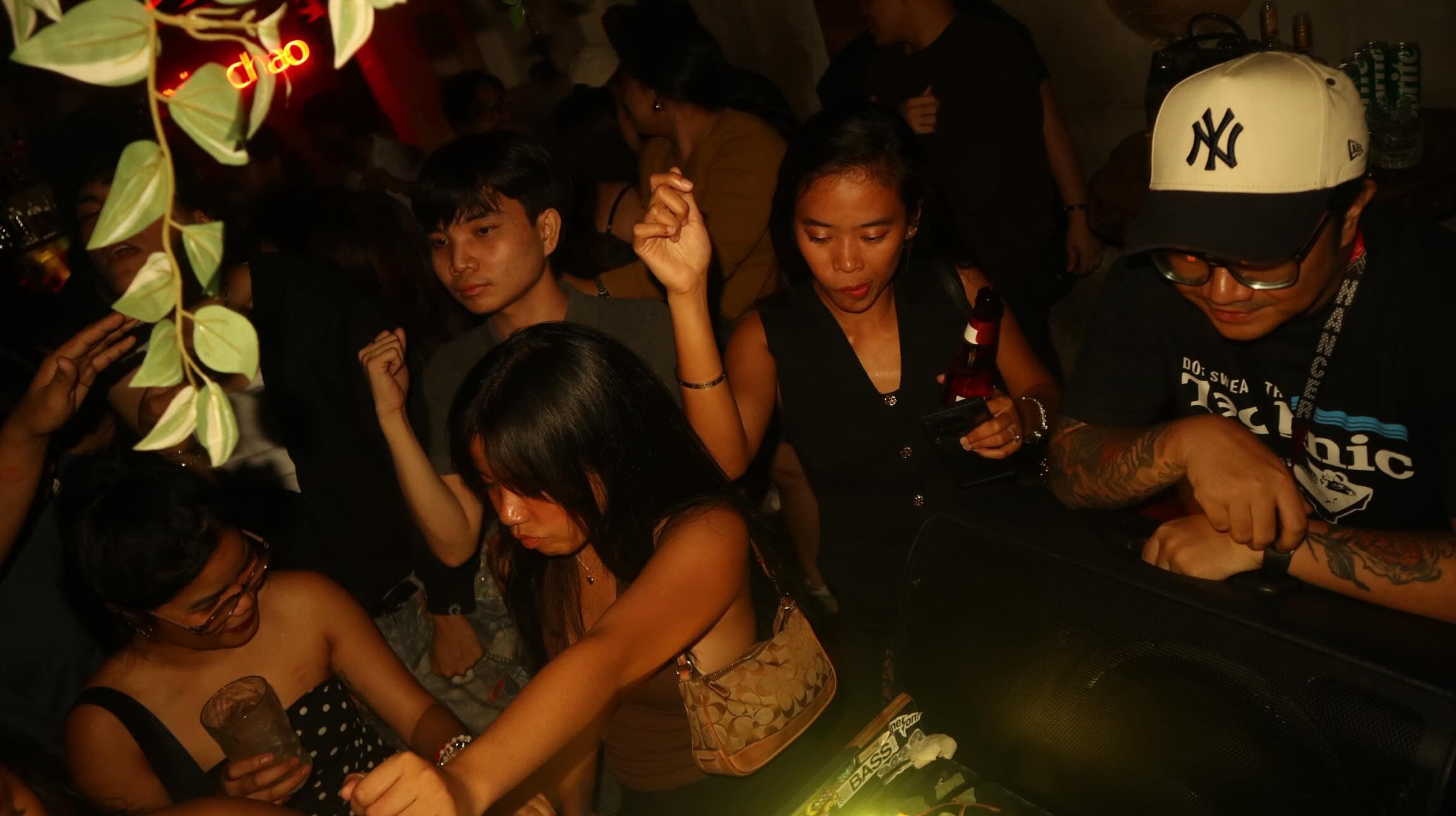 The floor at Piyestahan: Pre-Mayo Uno, Xin Chào · Poblacion, Makati